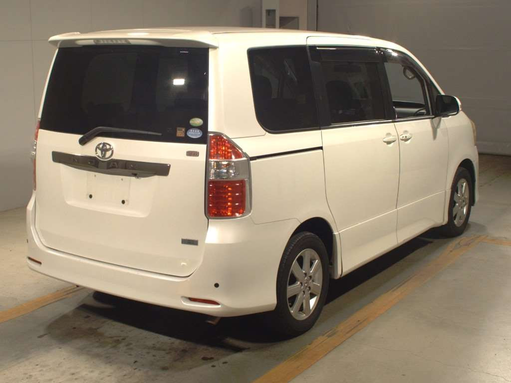 2009 Toyota Noah ZRR70W[1]