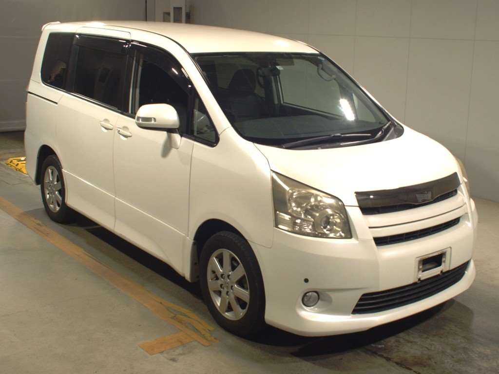 2009 Toyota Noah ZRR70W[2]