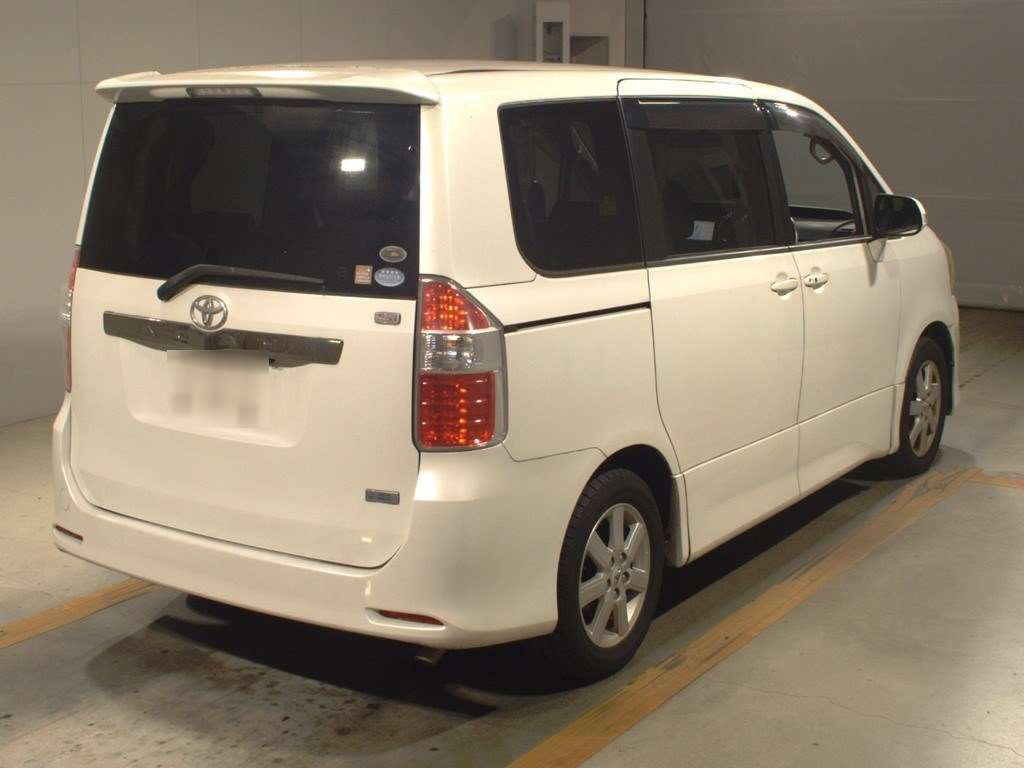 2010 Toyota Noah ZRR70W[1]