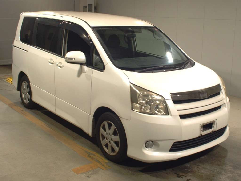 2010 Toyota Noah ZRR70W[2]