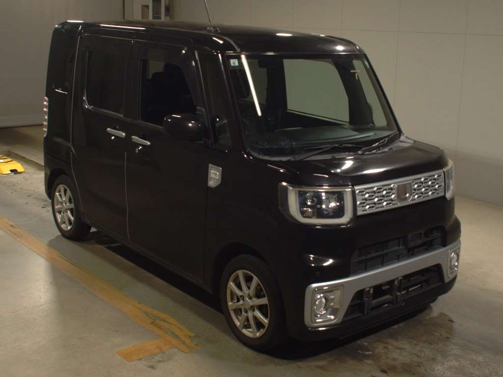 2015 Daihatsu Wake LA700S[2]