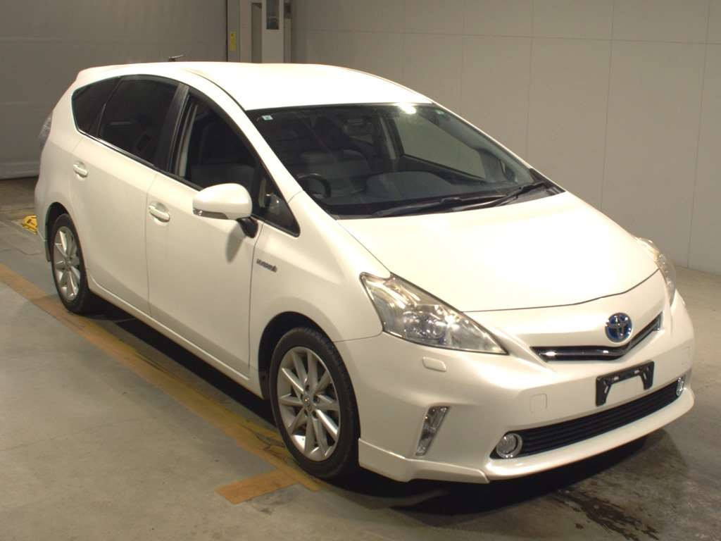 2013 Toyota Prius alpha ZVW41W[2]