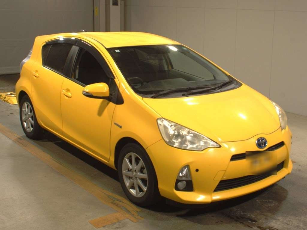 2013 Toyota Aqua NHP10[2]