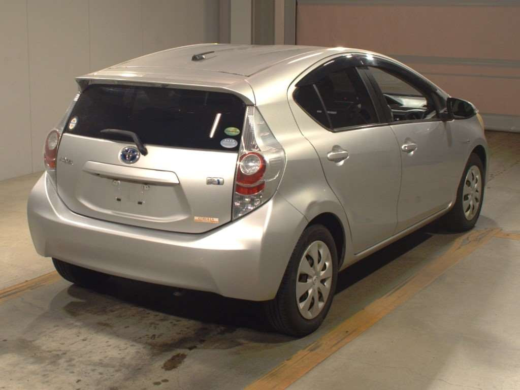 2012 Toyota Aqua NHP10[1]