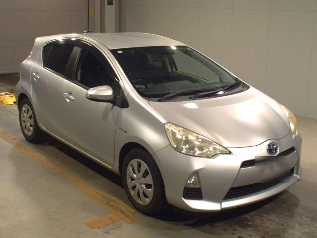 2012 Toyota Aqua NHP10[2]