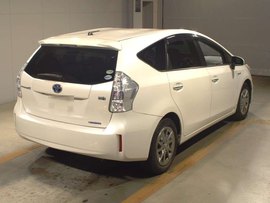 2013 Toyota Prius alpha ZVW40W[1]