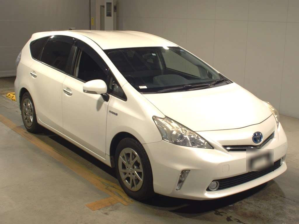 2013 Toyota Prius alpha ZVW40W[2]