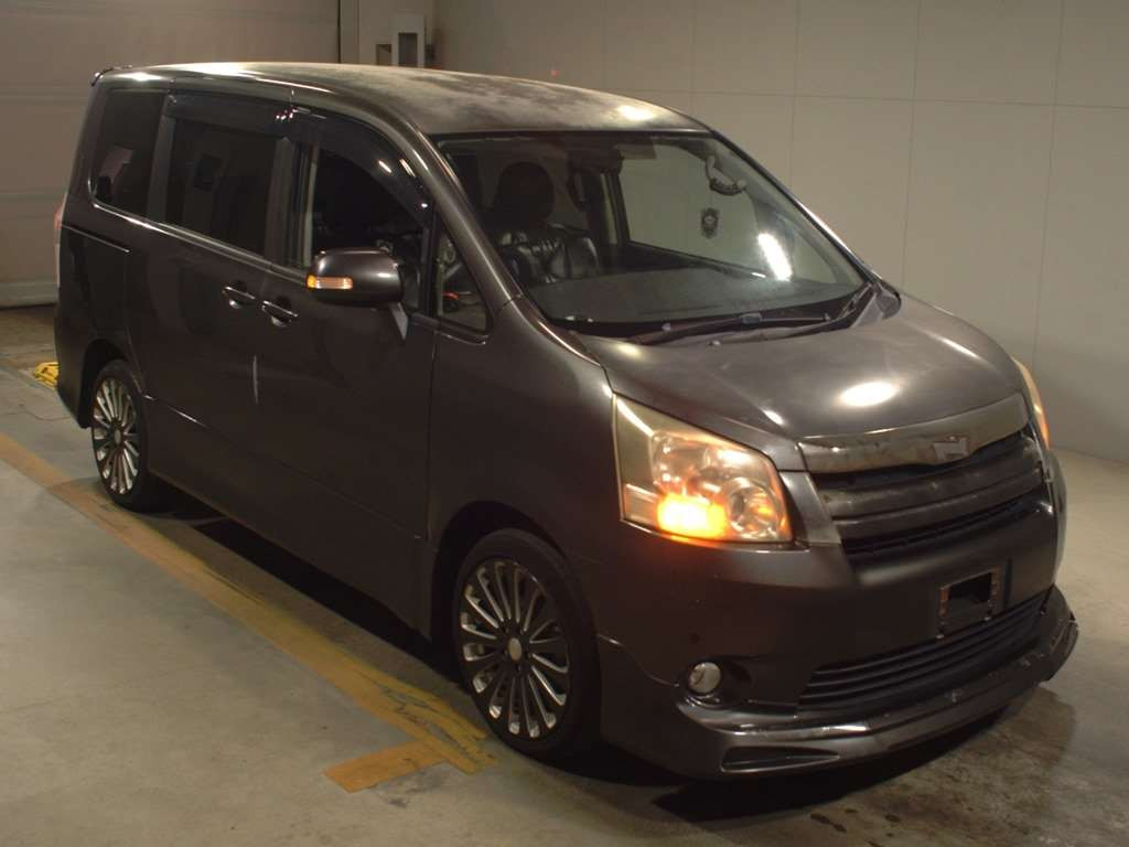 2008 Toyota Noah ZRR70W[2]