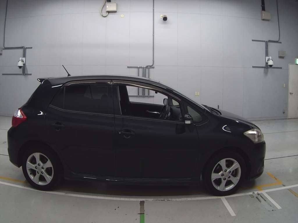 2012 Toyota Auris NZE151H[2]