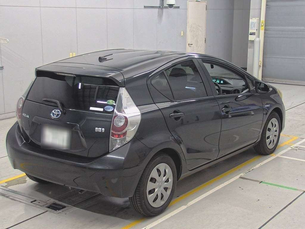 2012 Toyota Aqua NHP10[1]