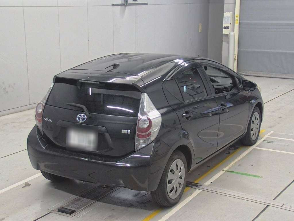 2013 Toyota Aqua NHP10[1]