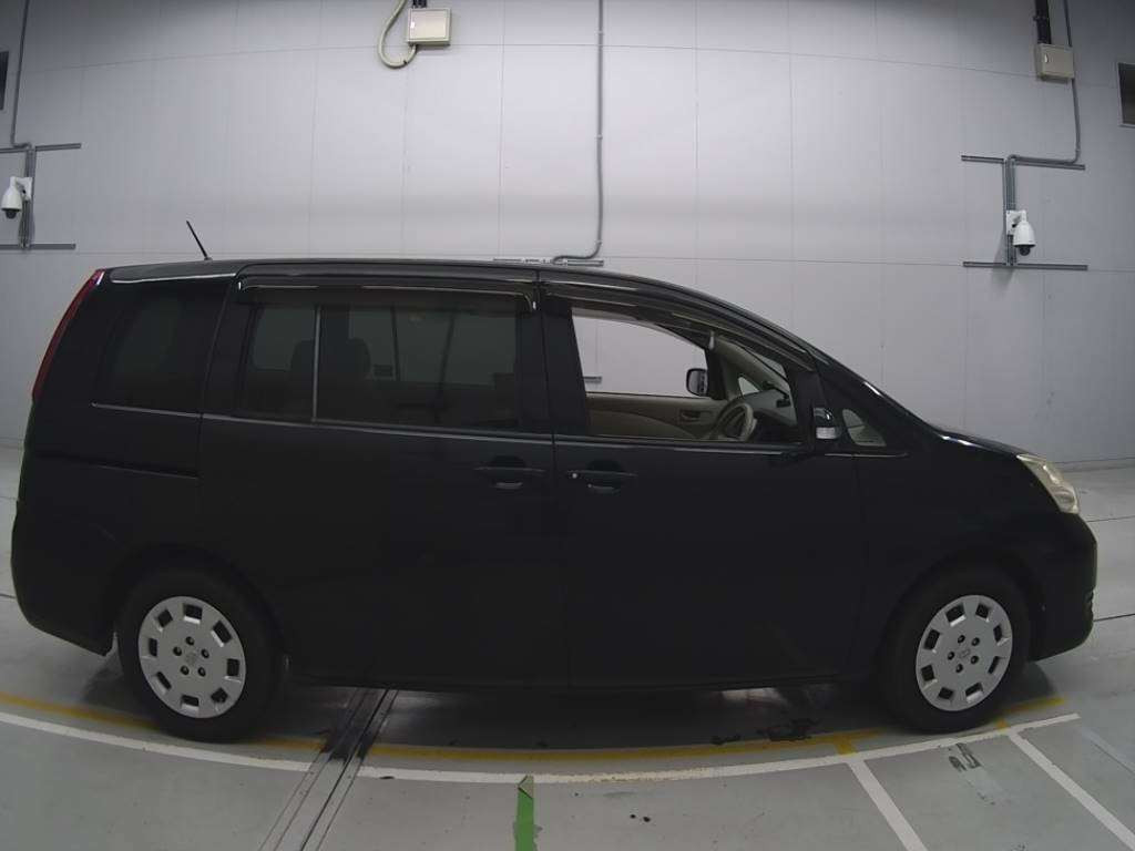 2010 Toyota Isis ZGM10G[2]