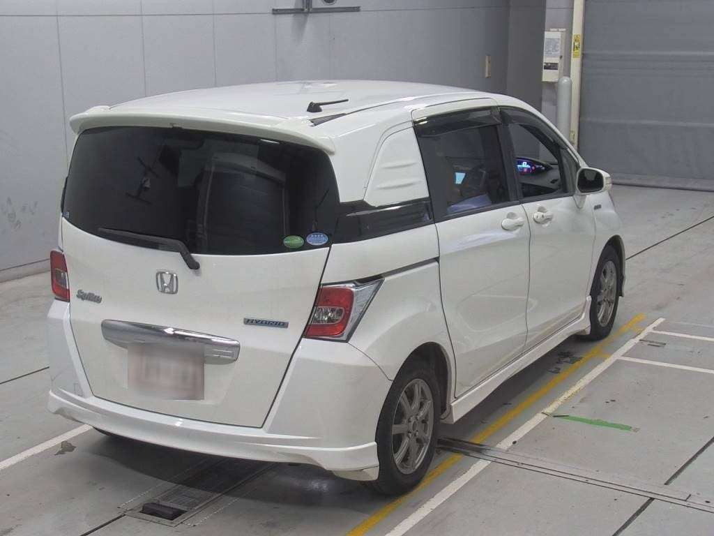 2014 Honda Freed spike hybrid GP3[1]