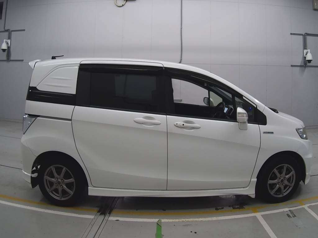 2014 Honda Freed spike hybrid GP3[2]