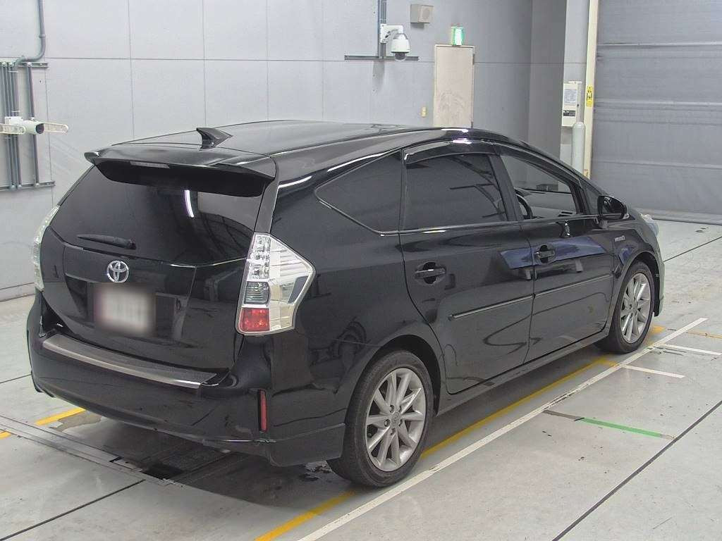 2011 Toyota Prius alpha ZVW41W[1]