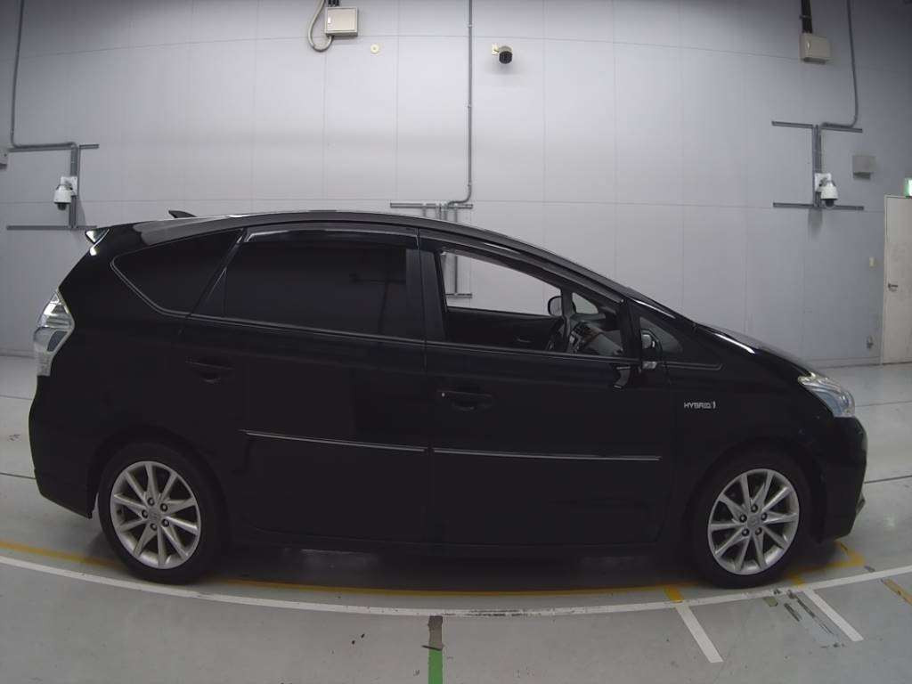 2011 Toyota Prius alpha ZVW41W[2]