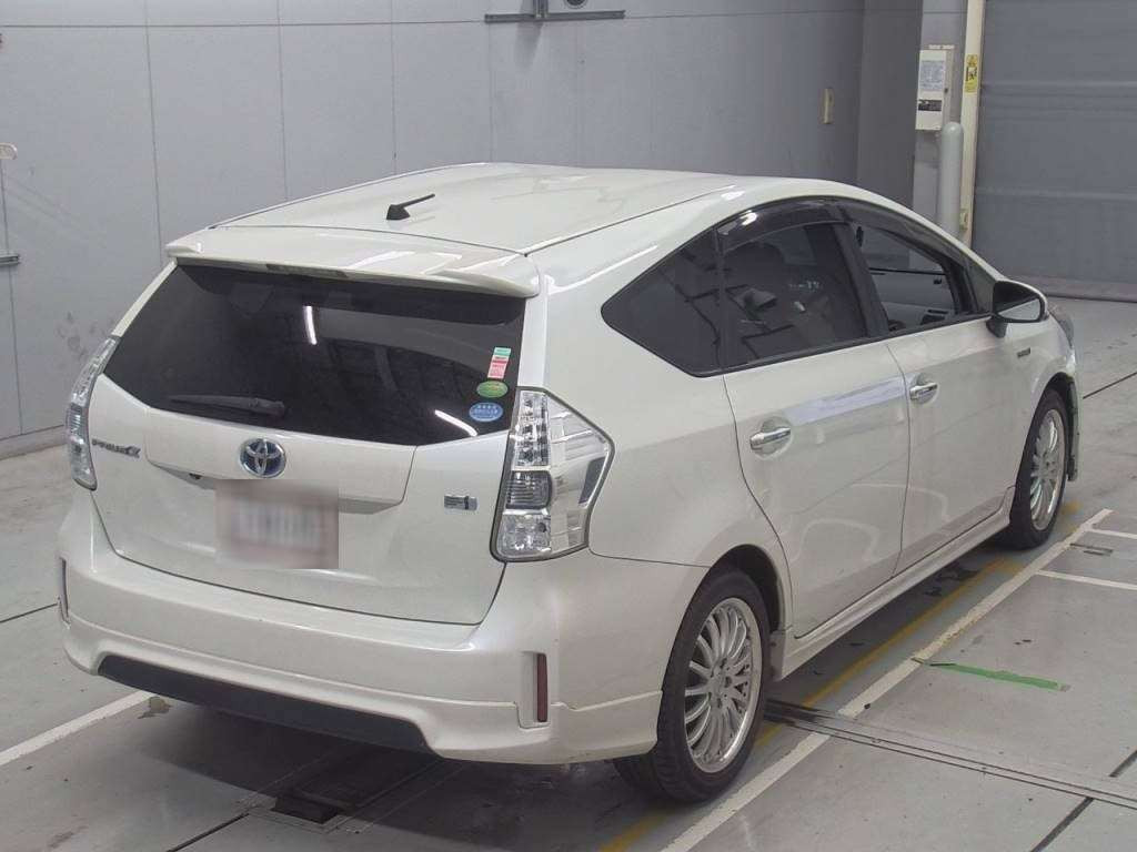 2014 Toyota Prius alpha ZVW41W[1]