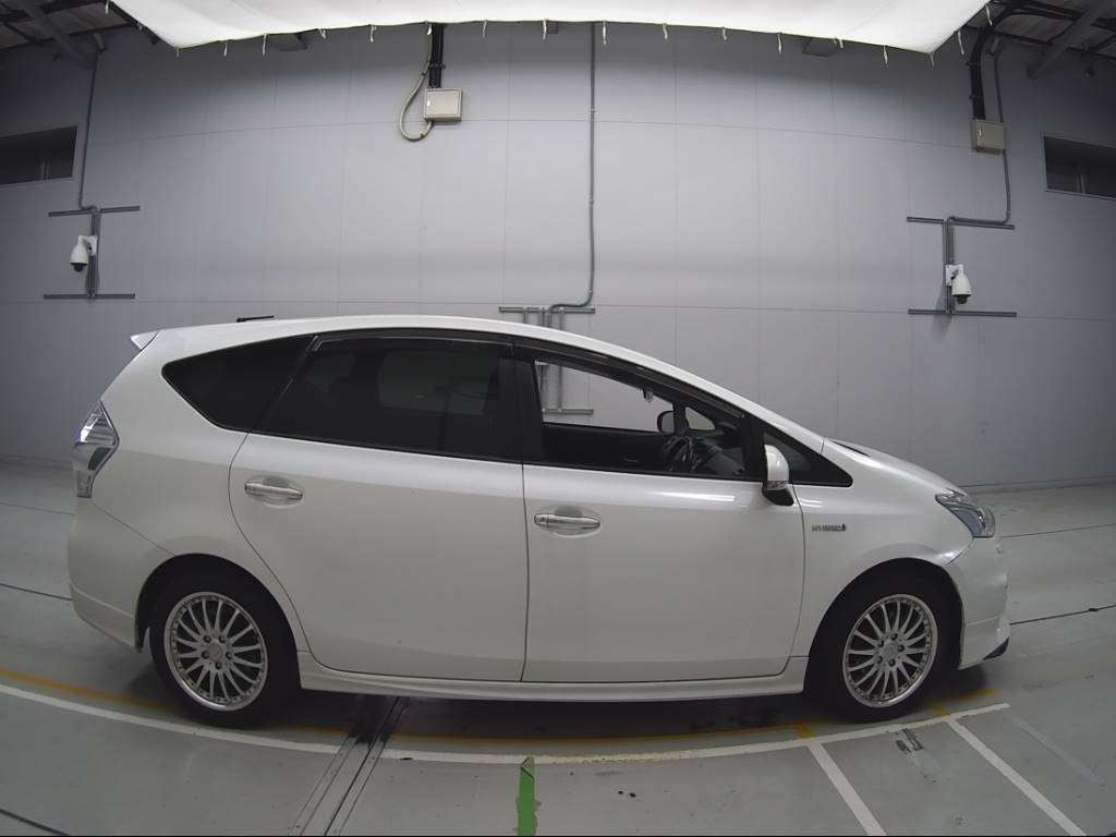 2014 Toyota Prius alpha ZVW41W[2]