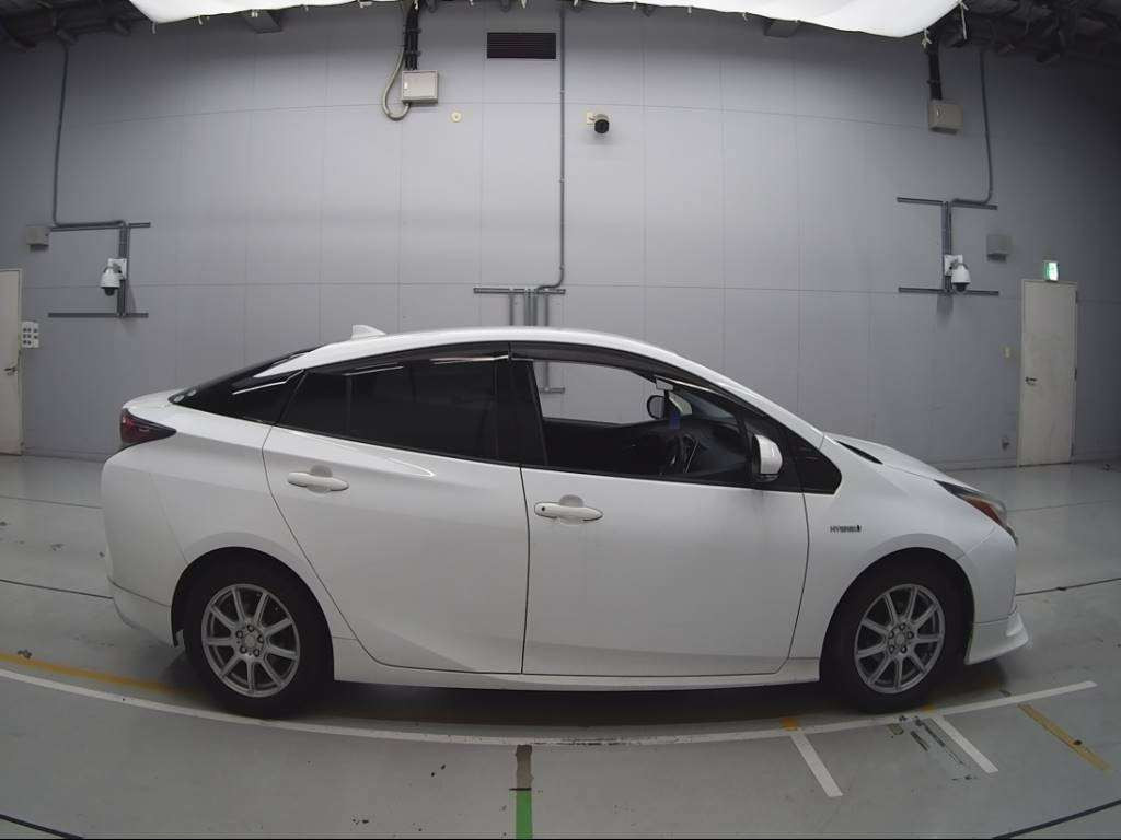 2016 Toyota Prius ZVW50[2]