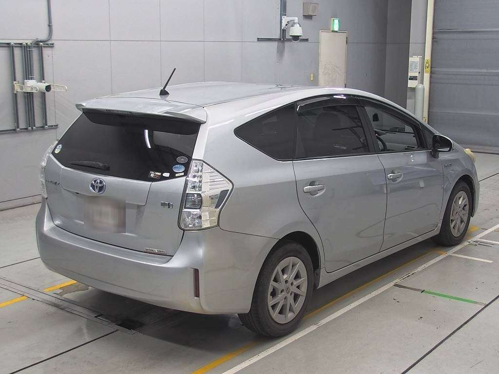 2011 Toyota Prius alpha ZVW41W[1]