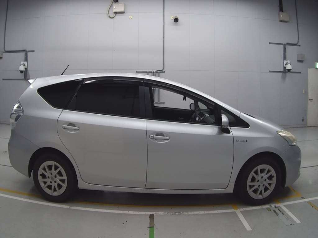 2011 Toyota Prius alpha ZVW41W[2]