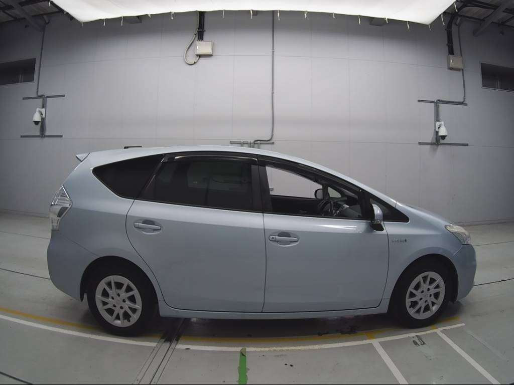 2013 Toyota Prius alpha ZVW41W[2]