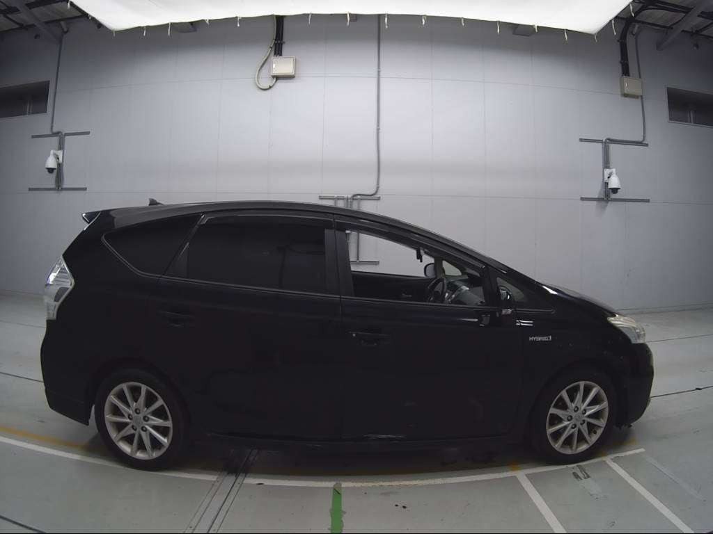 2012 Toyota Prius alpha ZVW41W[2]