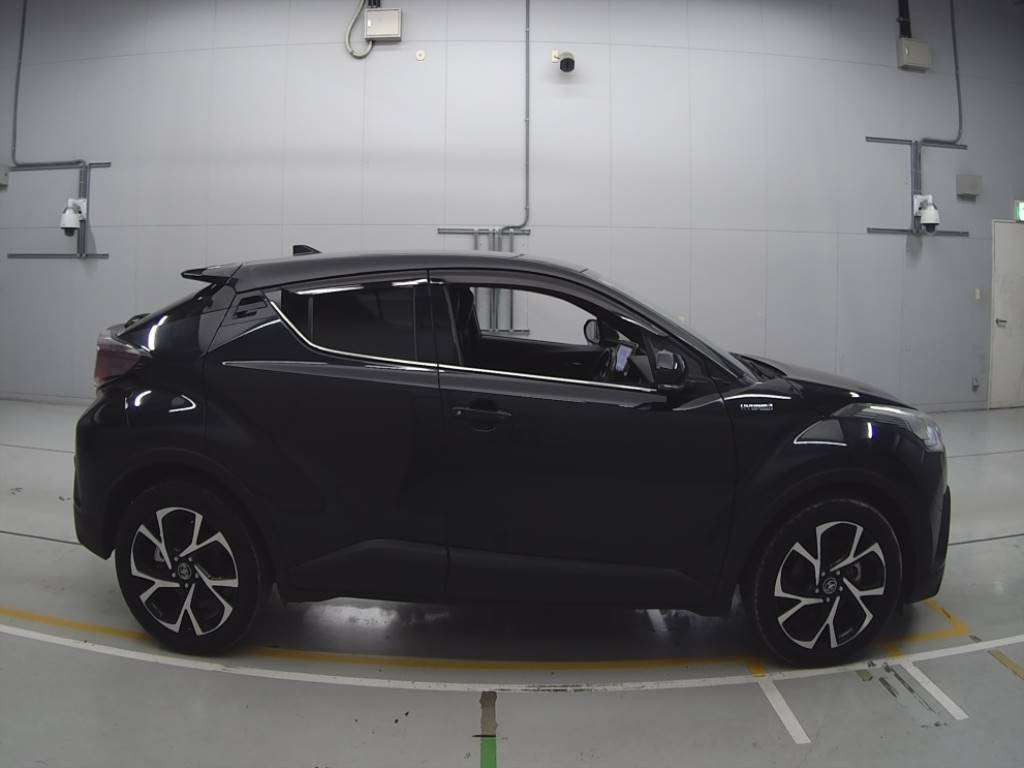 2017 Toyota C-HR ZYX10[2]