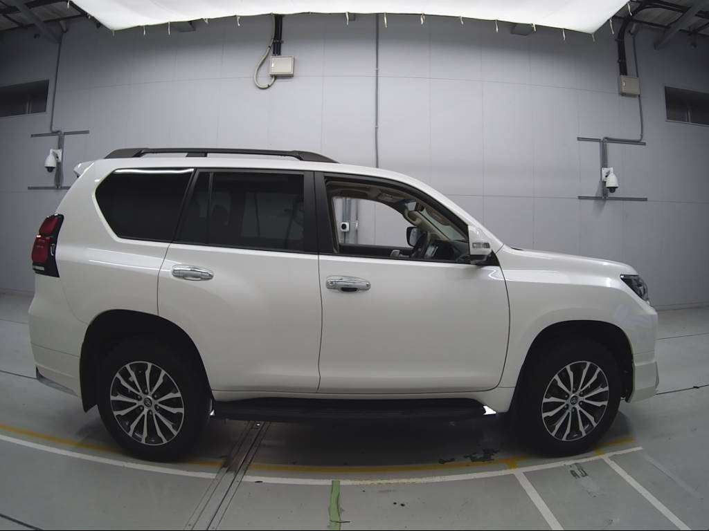 2021 Toyota Land Cruiser Prado TRJ150W[2]