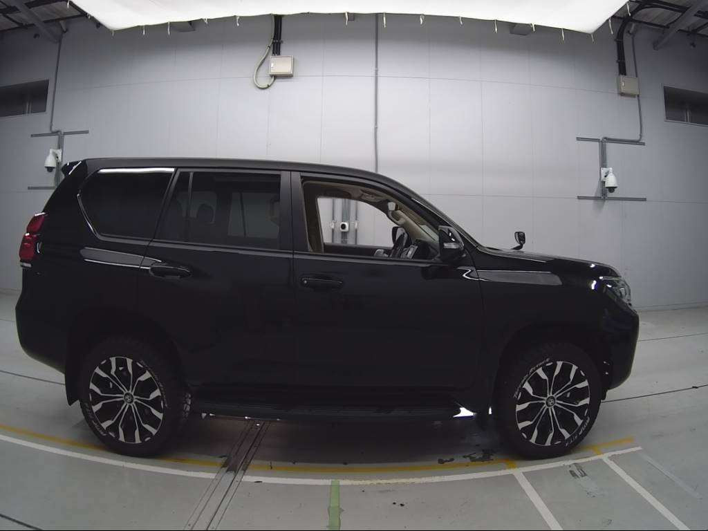 2021 Toyota Land Cruiser Prado TRJ150W[2]