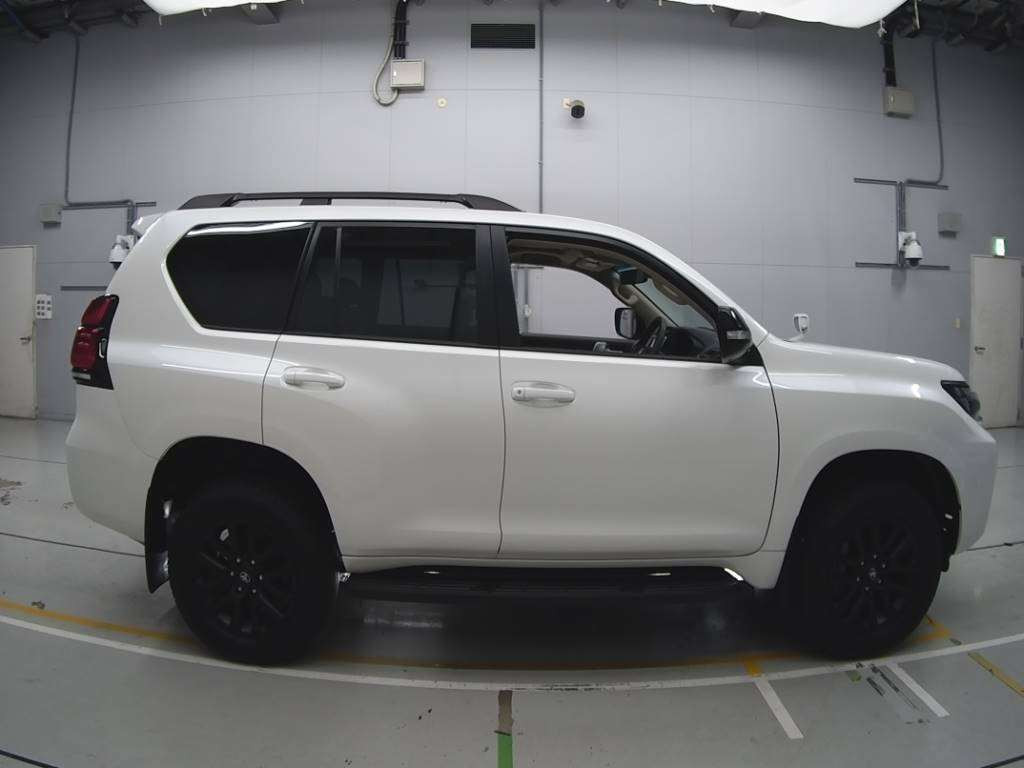 2023 Toyota Land Cruiser Prado TRJ150W[2]