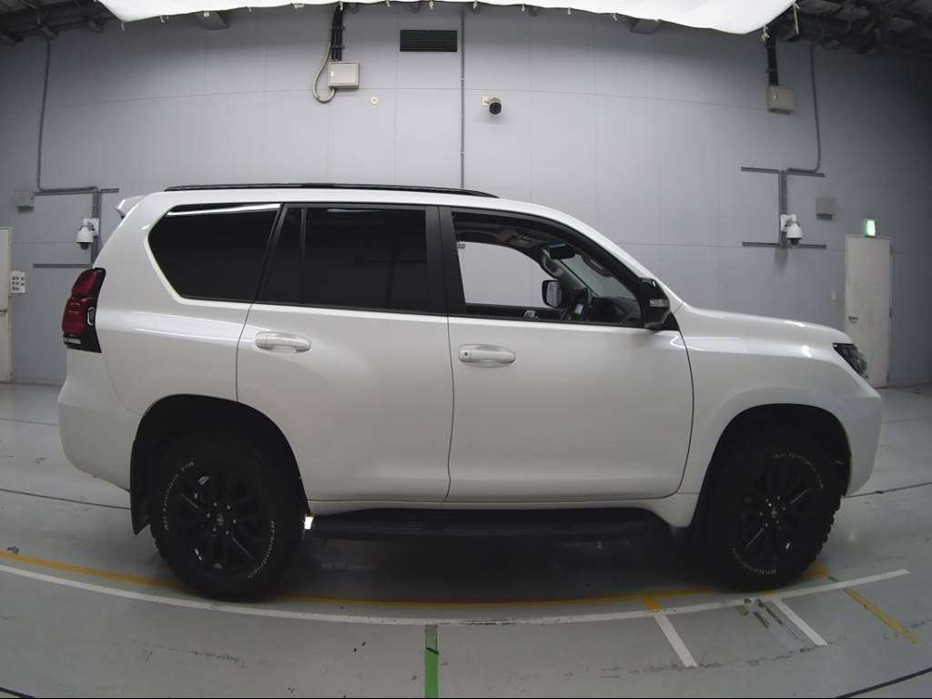 2022 Toyota Land Cruiser Prado TRJ150W[2]