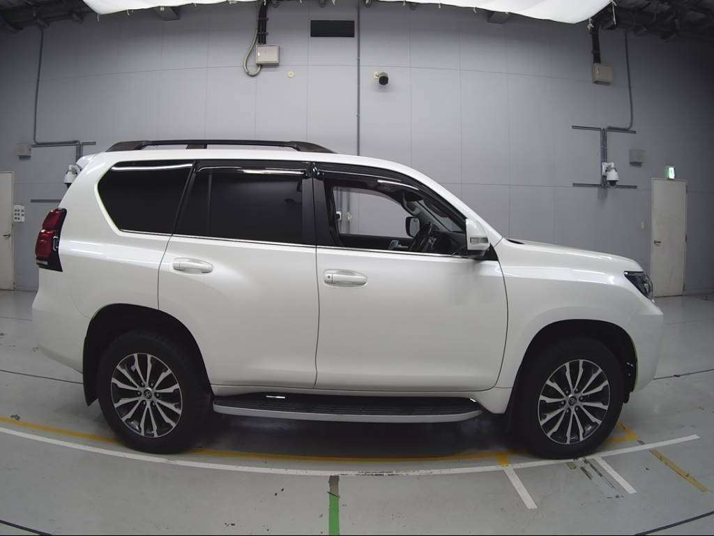 2018 Toyota Land Cruiser Prado GDJ151W[2]