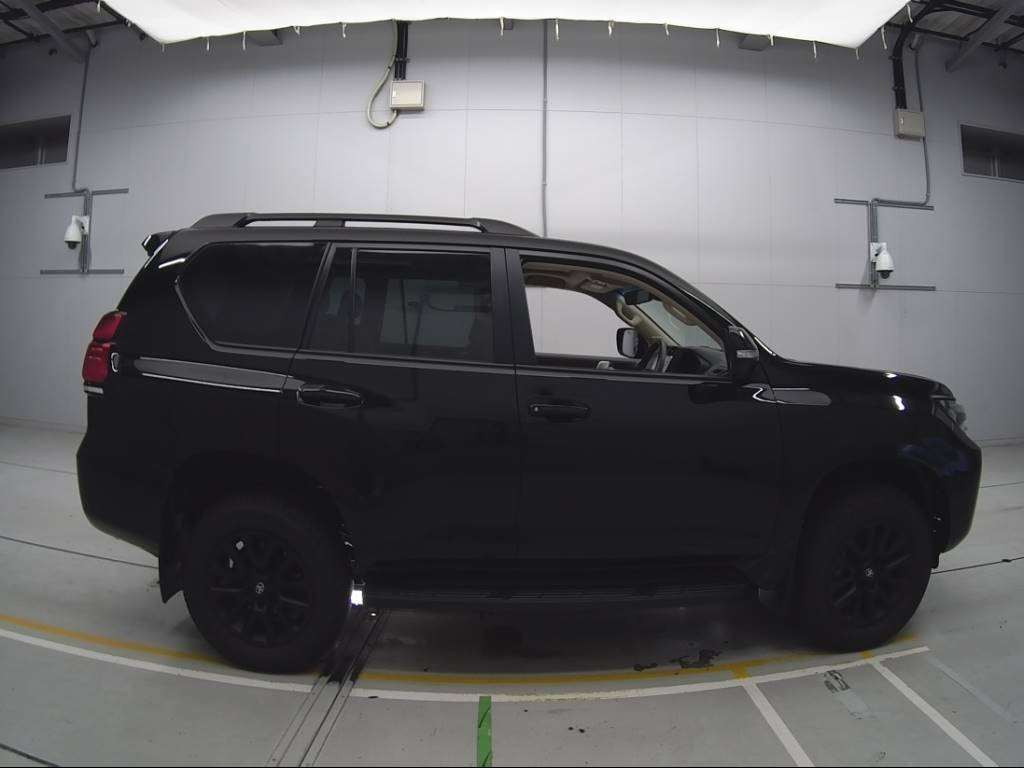 2023 Toyota Land Cruiser Prado TRJ150W[2]