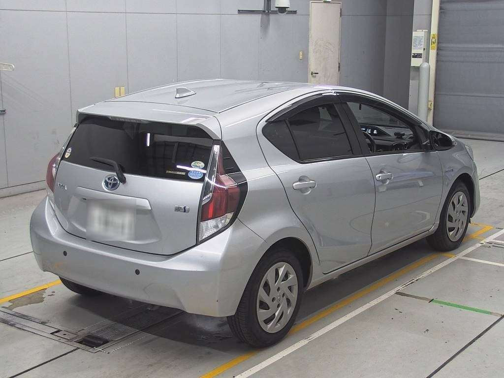 2015 Toyota Aqua NHP10[1]