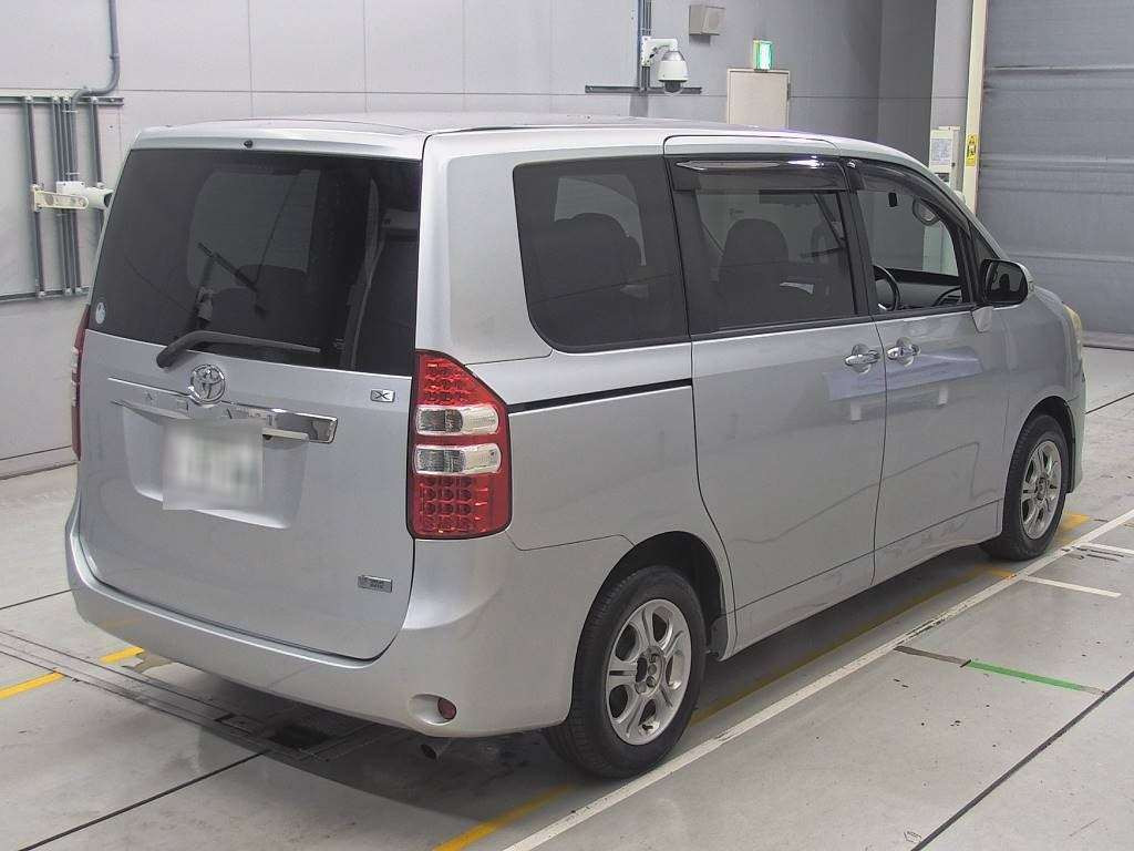 2012 Toyota Noah ZRR70G[1]