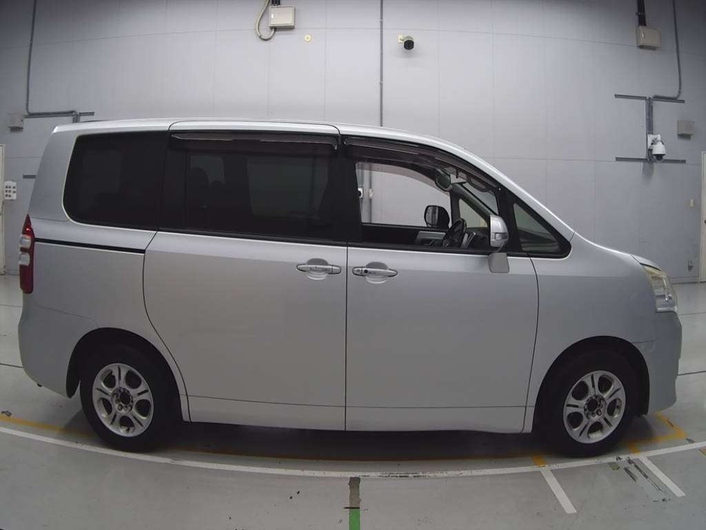 2012 Toyota Noah ZRR70G[2]