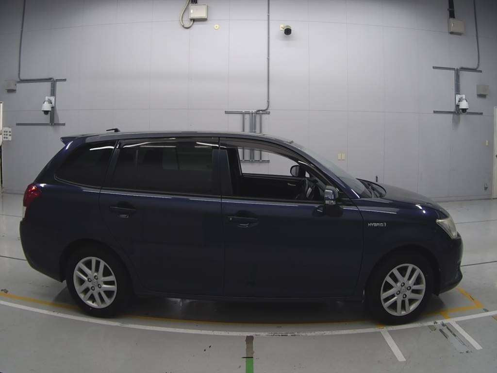 2013 Toyota Corolla Fielder NKE165G[2]