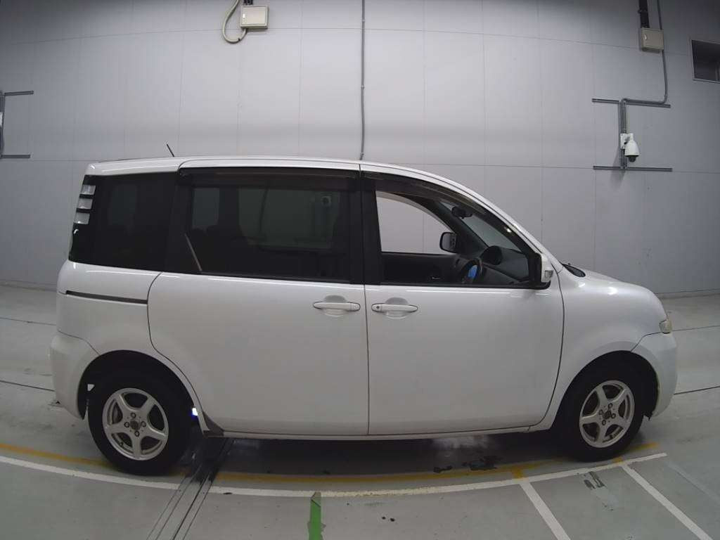 2010 Toyota Sienta NCP81G[2]