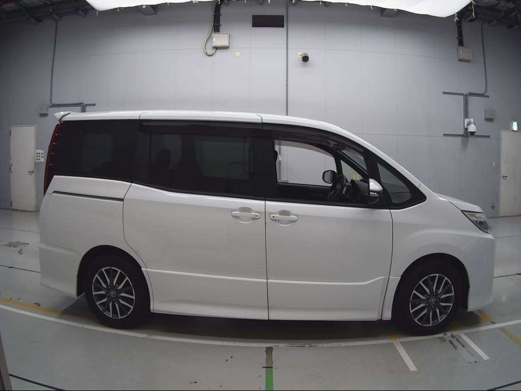 2014 Toyota Noah ZRR80W[2]