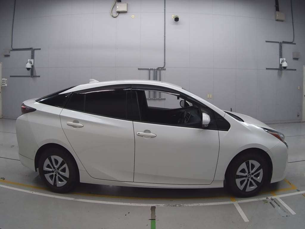 2016 Toyota Prius ZVW51[2]