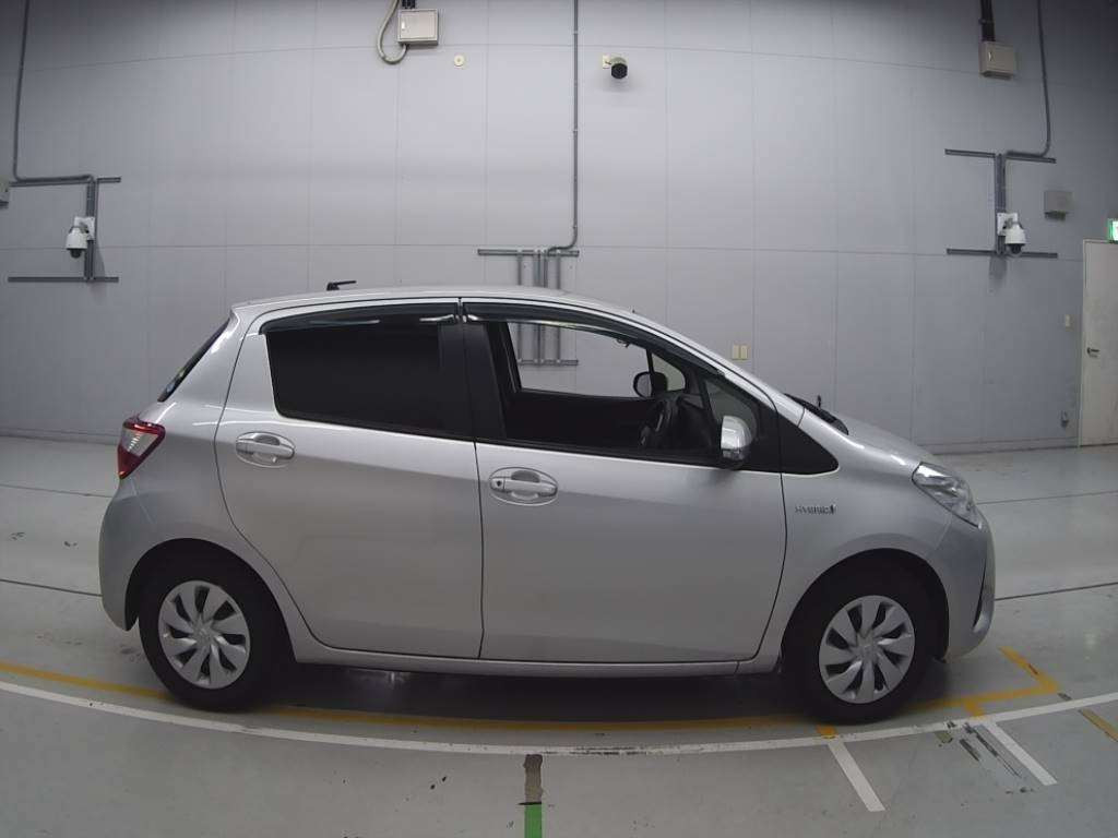 2017 Toyota Vitz NHP130[2]