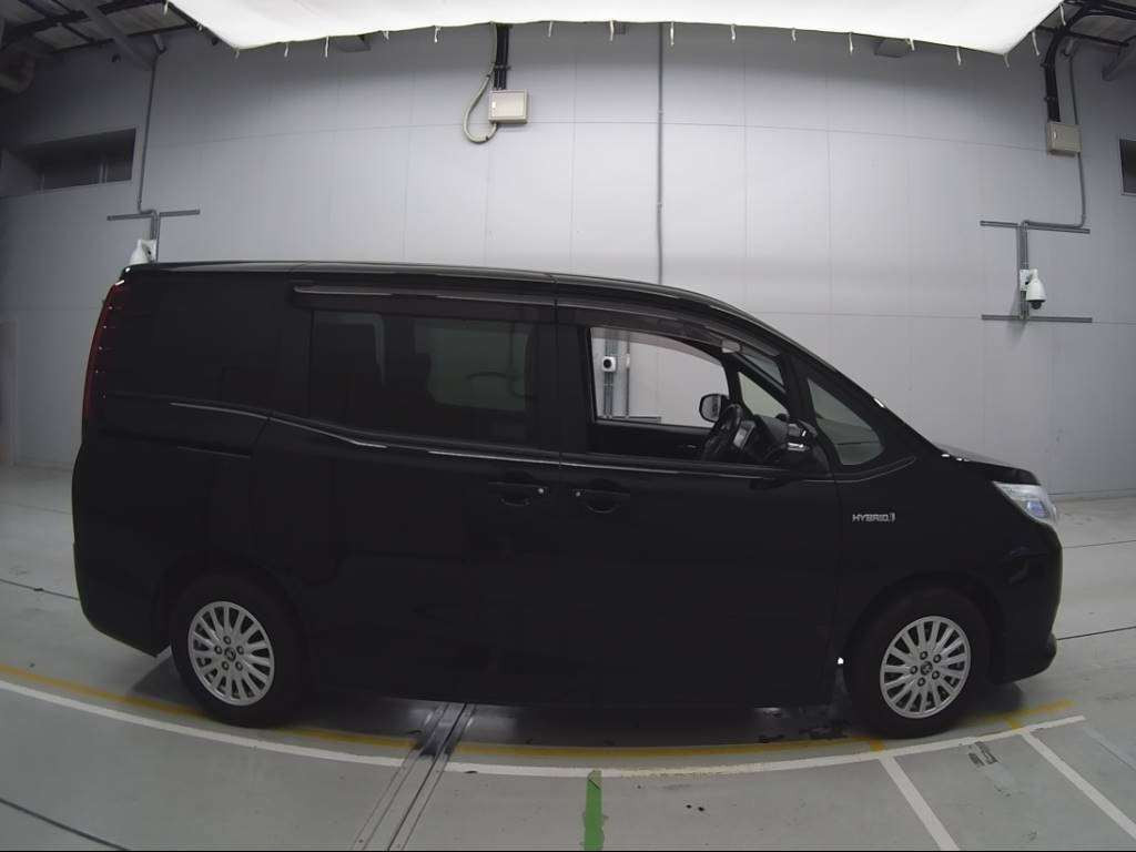 2015 Toyota Noah ZWR80G[2]