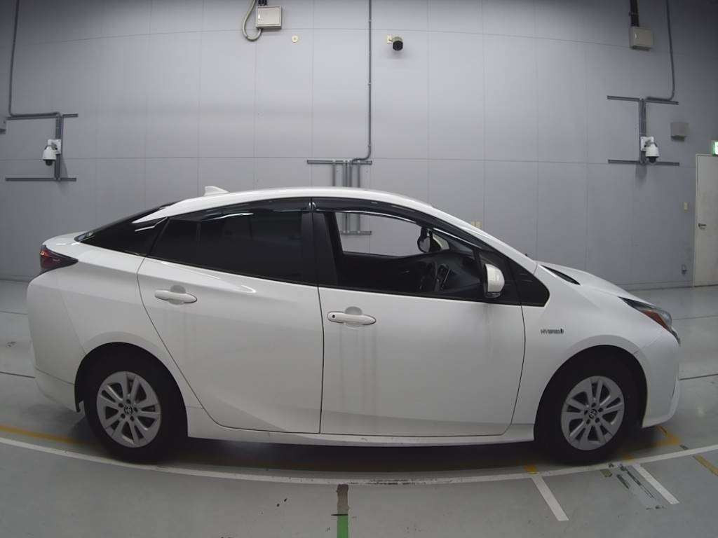 2018 Toyota Prius ZVW51[2]