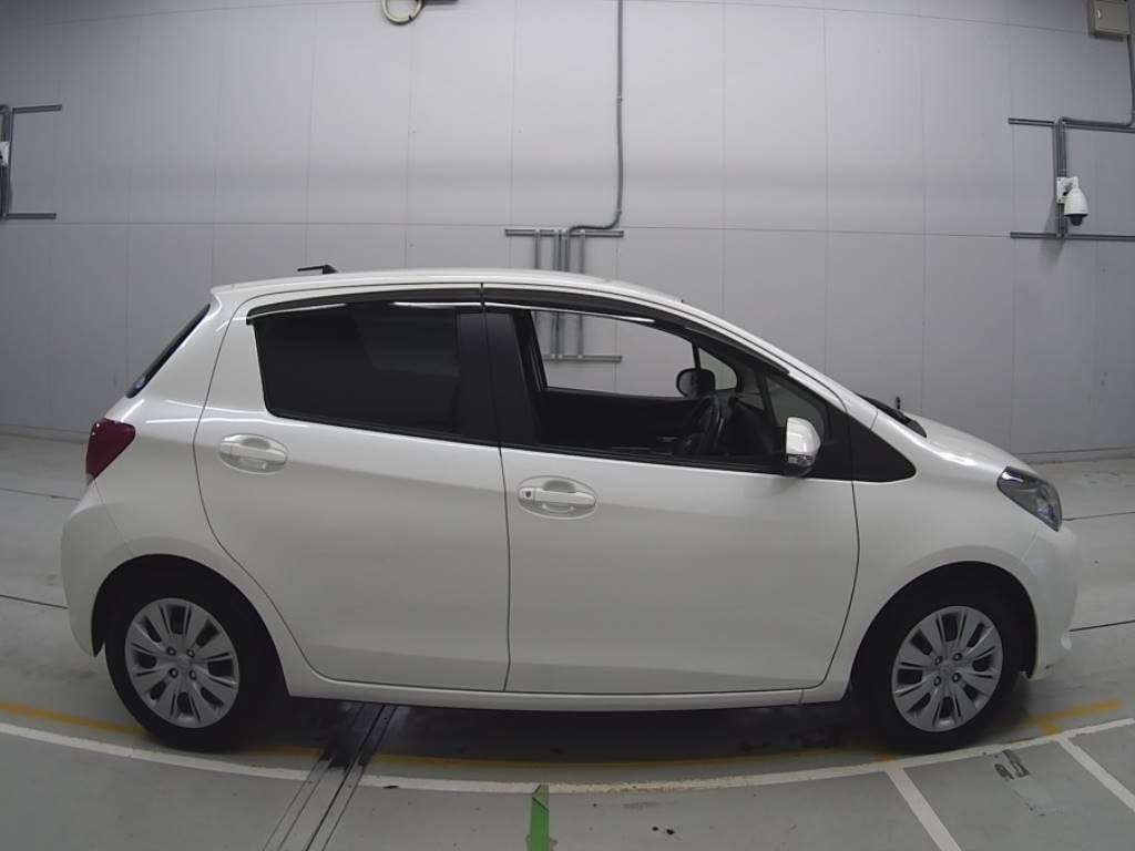 2014 Toyota Vitz NCP131[2]