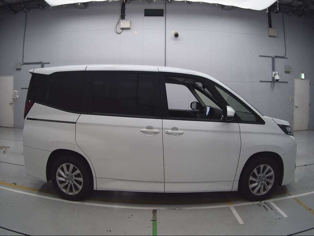 2022 Toyota Noah ZWR90W[2]