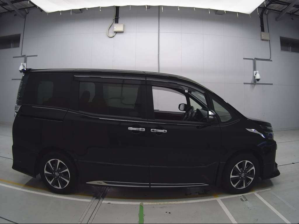 2019 Toyota Voxy ZRR80W[2]