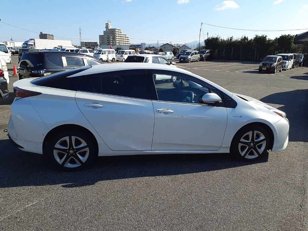 2016 Toyota Prius ZVW51[2]