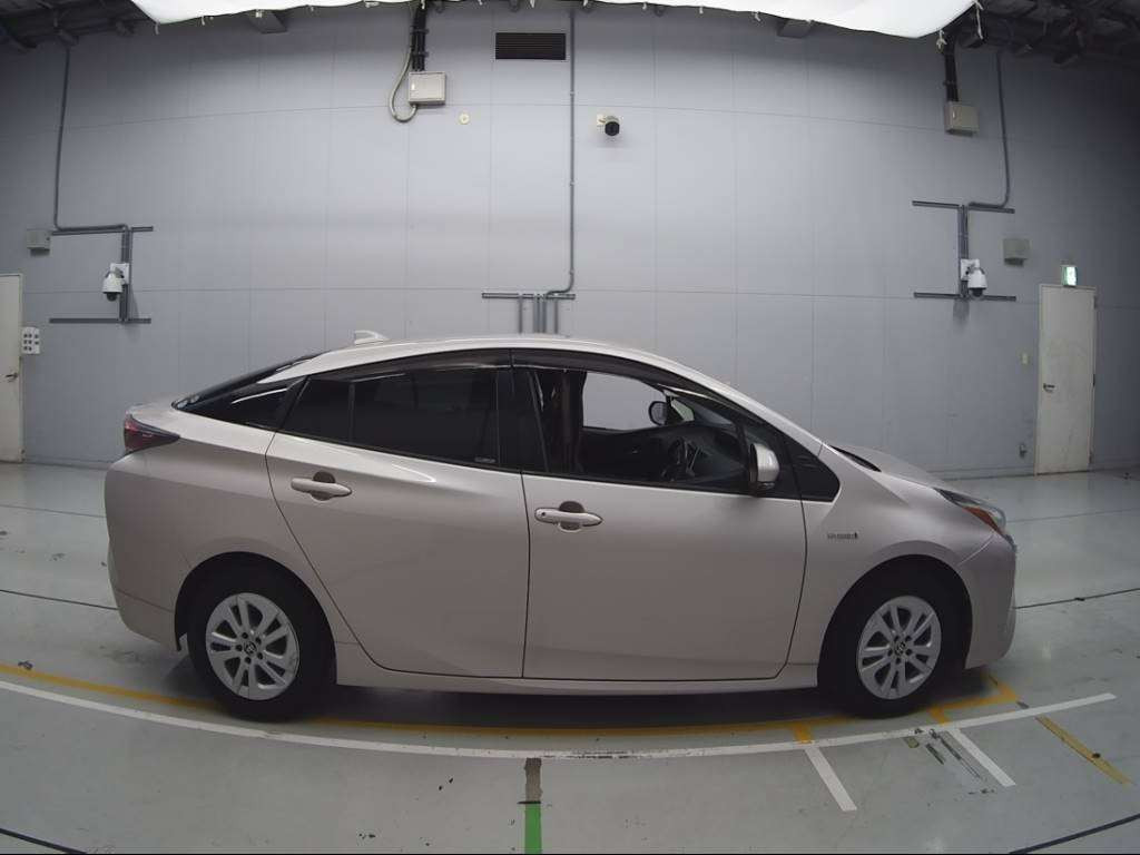 2016 Toyota Prius ZVW50[2]