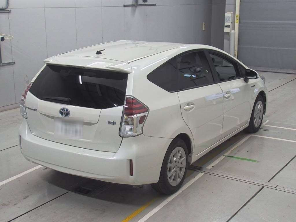 2016 Toyota Prius alpha ZVW41W[1]